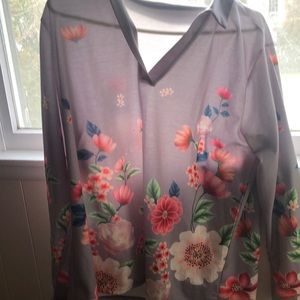 Beautiful longsleeve flowered blouse
